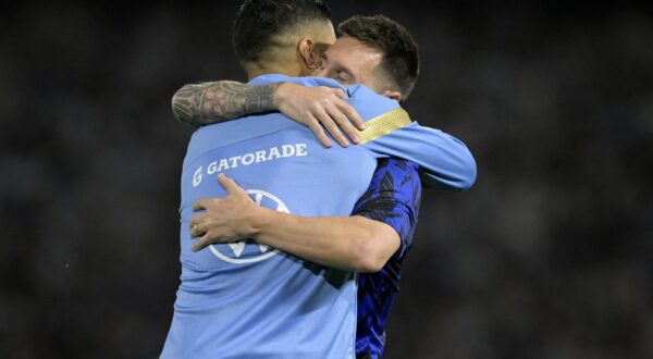 Uruguay's forward Luis Suarez (L) and Argentina's forward Lionel Messi (R) hug during the warm up before the 2026 FIFA World Cup South American qualification football match between Argentina and Uruguay at La Bombonera stadium in Buenos Aires on November 16, 2023.,Image: 822510851, License: Rights-managed, Restrictions: , Model Release: no, Credit line: JUAN MABROMATA / AFP / Profimedia