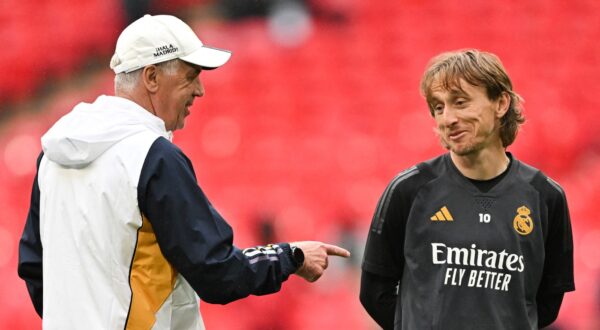 Real Madrid's Italian coach Carlo Ancelotti (L) speaks with Real Madrid's Croatian midfielder #10 Luka Modric as they take part in a training session at Wembley stadium, in London, on May 31, 2024 on the eve of their UEFA Champions League final football match against Borussia Dortmund.,Image: 877925089, License: Rights-managed, Restrictions: , Model Release: no, Credit line: Glyn KIRK / AFP / Profimedia