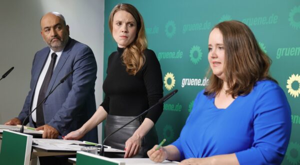 Omid Nouripour, Terry Reintke, Ricarda Lang, Deutschland, Berlin, Bundesgeschäftsstelle von BÜNDNIS 90/DIE GRÜNEN, Pressekonferenz mit Ricarda Lang, Omid Nouripour und Terry Reintke *** Omid Nouripour, Terry Reintke, Ricarda Lang, Germany, Berlin, Federal Office of Alliance 90 of the Greens, Press conference with Ricarda Lang, Omid Nouripour and Terry Reintke,Image: 880455351, License: Rights-managed, Restrictions: imago is entitled to issue a simple usage license at the time of provision. Personality and trademark rights as well as copyright laws regarding art-works shown must be observed. Commercial use at your own risk., Model Release: no, Credit line: M. Popow / imago stock&people / Profimedia