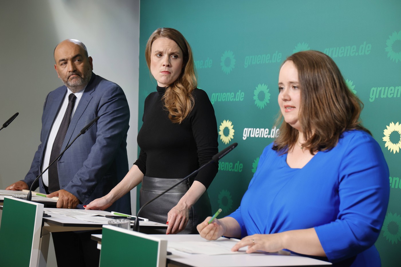 Omid Nouripour, Terry Reintke, Ricarda Lang, Deutschland, Berlin, Bundesgeschäftsstelle von BÜNDNIS 90/DIE GRÜNEN, Pressekonferenz mit Ricarda Lang, Omid Nouripour und Terry Reintke *** Omid Nouripour, Terry Reintke, Ricarda Lang, Germany, Berlin, Federal Office of Alliance 90 of the Greens, Press conference with Ricarda Lang, Omid Nouripour and Terry Reintke,Image: 880455351, License: Rights-managed, Restrictions: imago is entitled to issue a simple usage license at the time of provision. Personality and trademark rights as well as copyright laws regarding art-works shown must be observed. Commercial use at your own risk., Model Release: no, Credit line: M. Popow / imago stock&people / Profimedia