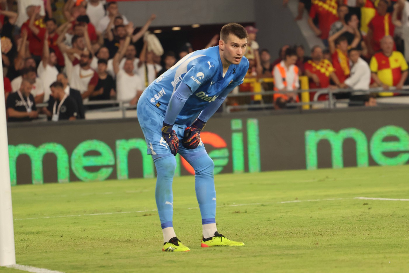 Goalkeeper Dominik Livakovic of Fenerbahce during the Turkish Super League match between Goztepe and Fenerbahce at Goztepe Gursel Aksel Stadium on August 17, 2024 in Izmir, Turkey. Izmir Turkey Copyright: xx Goztepe-FBahce-17824 183,Image: 899590307, License: Rights-managed, Restrictions: , Model Release: no, Credit line: Seskimphoto / imago sportfotodienst / Profimedia