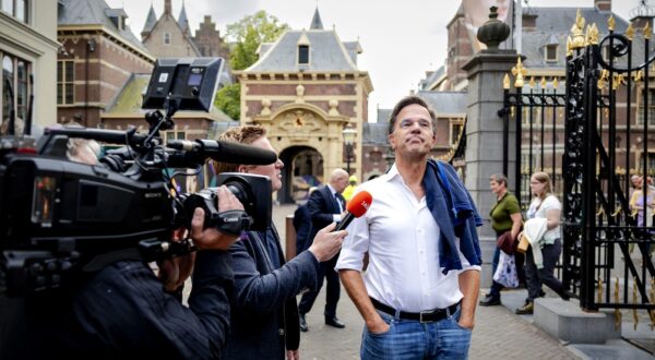 DEN HAAG - Voormalig premier Mark Rutte arriveert bij het Mauritshuis voor de voorbezichtiging van de tweedelige documentaire Rutte, over de laatste dagen van Ruttes premierschap. De documentaire verschijnt op Videoland. ANP ROBIN VAN LONKHUIJSEN,Image: 901624812, License: Rights-managed, Restrictions: , Model Release: no, Credit line: ROBIN VAN LONKHUIJSEN / AFP / Profimedia