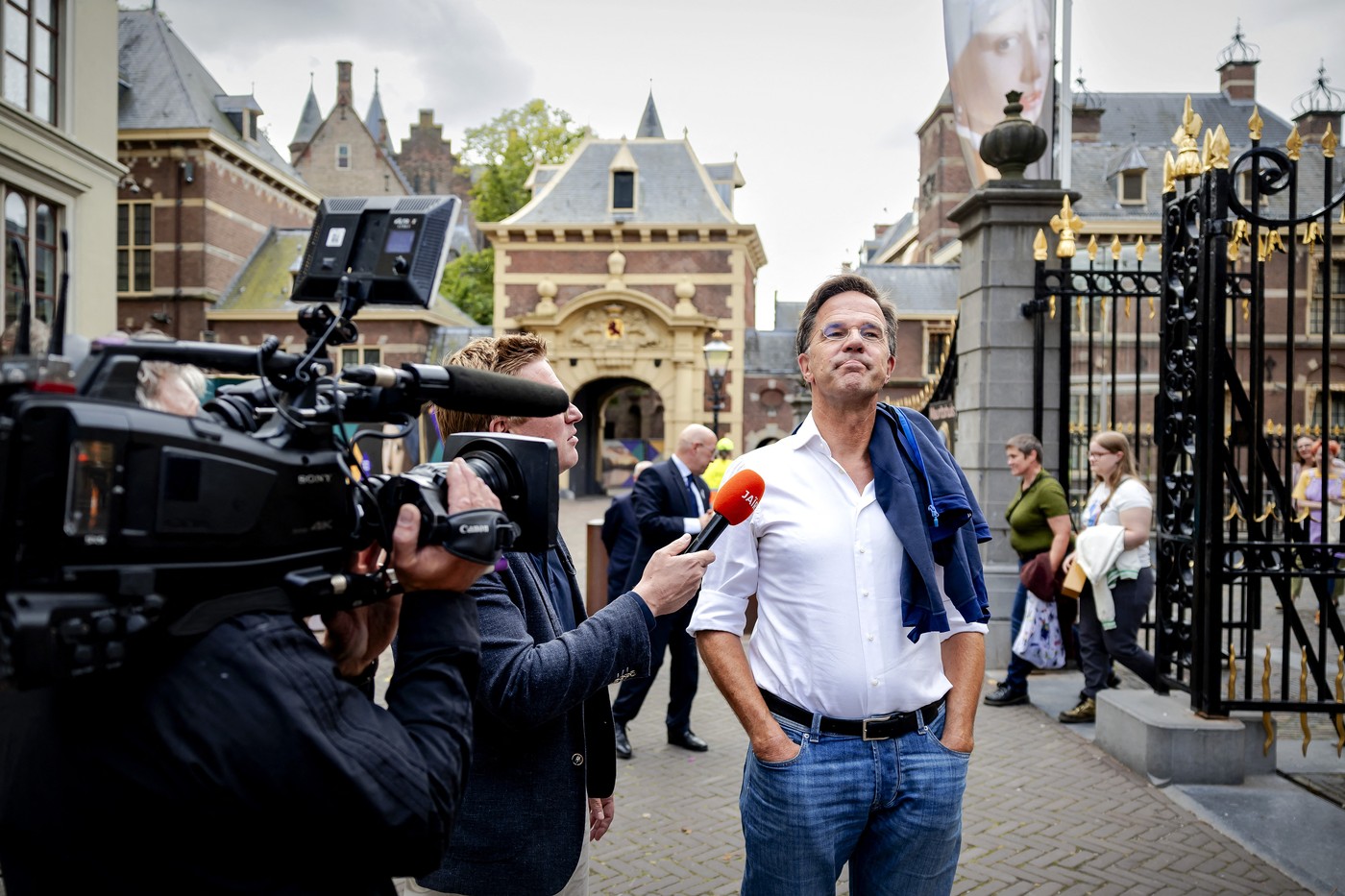 DEN HAAG - Voormalig premier Mark Rutte arriveert bij het Mauritshuis voor de voorbezichtiging van de tweedelige documentaire Rutte, over de laatste dagen van Ruttes premierschap. De documentaire verschijnt op Videoland. ANP ROBIN VAN LONKHUIJSEN,Image: 901624812, License: Rights-managed, Restrictions: , Model Release: no, Credit line: ROBIN VAN LONKHUIJSEN / AFP / Profimedia