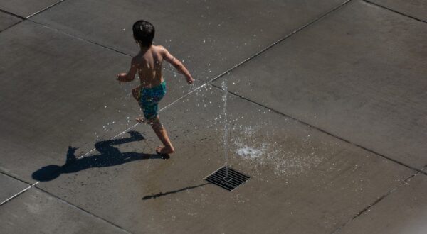 August 28, 2024, Cologne, Germany: A boy plays with water from a fountain at Harry Blum Square in Cologne, Germany, on August 28, 2024.,Image: 902353660, License: Rights-managed, Restrictions: * France Rights OUT *, Model Release: no, Credit line: Ying Tang / Zuma Press / Profimedia