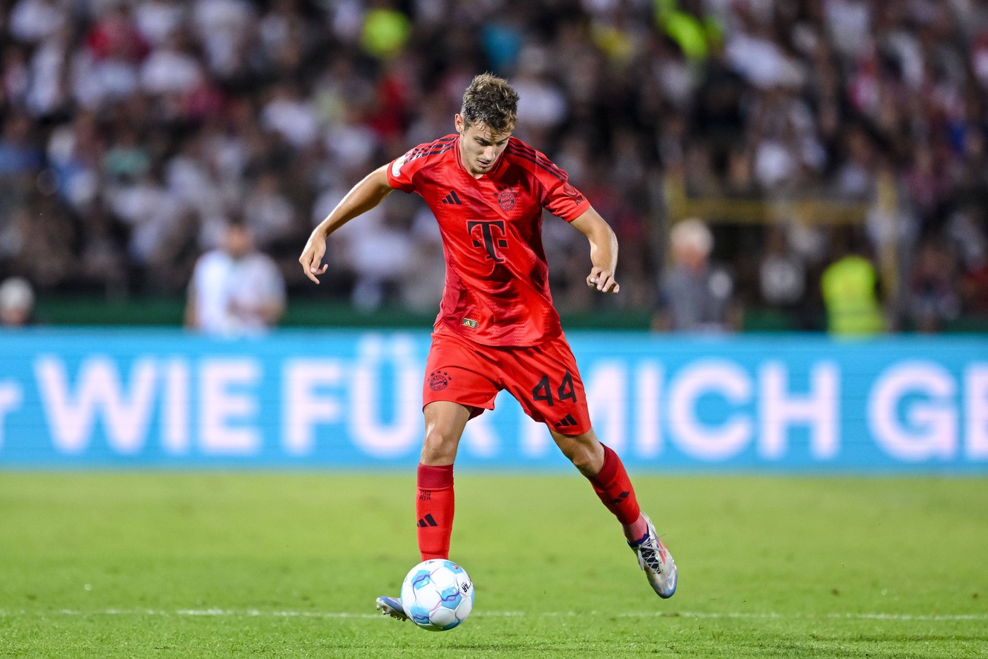 Josip Stanisic FC Bayern Muenchen in Aktion, am Ball, Einzelaktion waehrend des DFB-Pokal - erstrunden Spiels zwischen dem SSV Ulm 1846 Fussball und FC Bayern München im Donaustadion am 16. August 2024 in Ulm, Deutschland. Foto von Josip Stanisic FC Bayern Muenchen controls the Ball during the DFB-Pokal - First Round match between SSV Ulm 1846 Fussball and FC Bayern Muenchen at Donaustadion on August 16, 2024 in Ulm, Germany. Photo by DFB / DFL REGULATIONS PROHIBIT ANY USE OF PHOTOGRAPHS AS IMAGE SEQUENCES AND/OR QUASI-VIDEO. Photo by DFB / DFL REGULATIONS PROHIBIT ANY USE OF PHOTOGRAPHS AS IMAGE SEQUENCES AND/OR QUASI-VIDEO. Defodi-541_SSVFCB240816_378 *** Josip Stanisic FC Bayern Muenchen in action, on the ball, single action during the DFB Pokal First Round match between SSV Ulm 1846 Fussball and FC Bayern Muenchen at Donaustadion on August 16, 2024 in Ulm, Germany Photo by Josip Stanisic FC Bayern Muenchen controls the Ball during the DFB Pokal First Round match between SSV Ulm 1846 Fussball and FC Bayern Muenchen at Donaustadion on August 16, 2024 in Ulm, Germany Photo by DFB DFL REGULATIONS PROHIBIT ANY USE OF PHOTOGRAPHS AS IMAGE SEQUENCES AND OR QUASI VIDEO Photo by DFB DFL REGULATIONS PROHIBIT ANY USE OF PHOTOGRAPHS AS IMAGE SEQUENCES AND OR QUASI VIDEO Defodi 541 SSVFCB240816 378 Defodi-541 DFB / DFL REGULATIONS PROHIBIT ANY USE OF PHOTOGRAPHS AS IMAGE SEQUENCES AND/OR QUASI-VIDEO.,Image: 902809762, License: Rights-managed, Restrictions: , Model Release: no, Credit line: Harry Langer/DeFodi Images / imago sportfotodienst / Profimedia