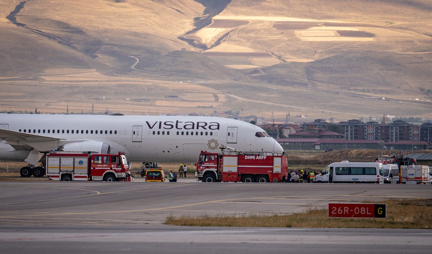 ERZURUM, TURKIYE - SEPTEMBER 06: A passenger plane of Vistara Airlines, en route from Mumbai to Frankfurt, makes a forced landing at Erzurum Airport due to bomb report in Erzurum, Turkiye on September 06, 2024. Hilmi Tunahan Karakaya / Anadolu/ABACAPRESS.COM,Image: 905287046, License: Rights-managed, Restrictions: , Model Release: no, Credit line: AA/ABACA / Abaca Press / Profimedia