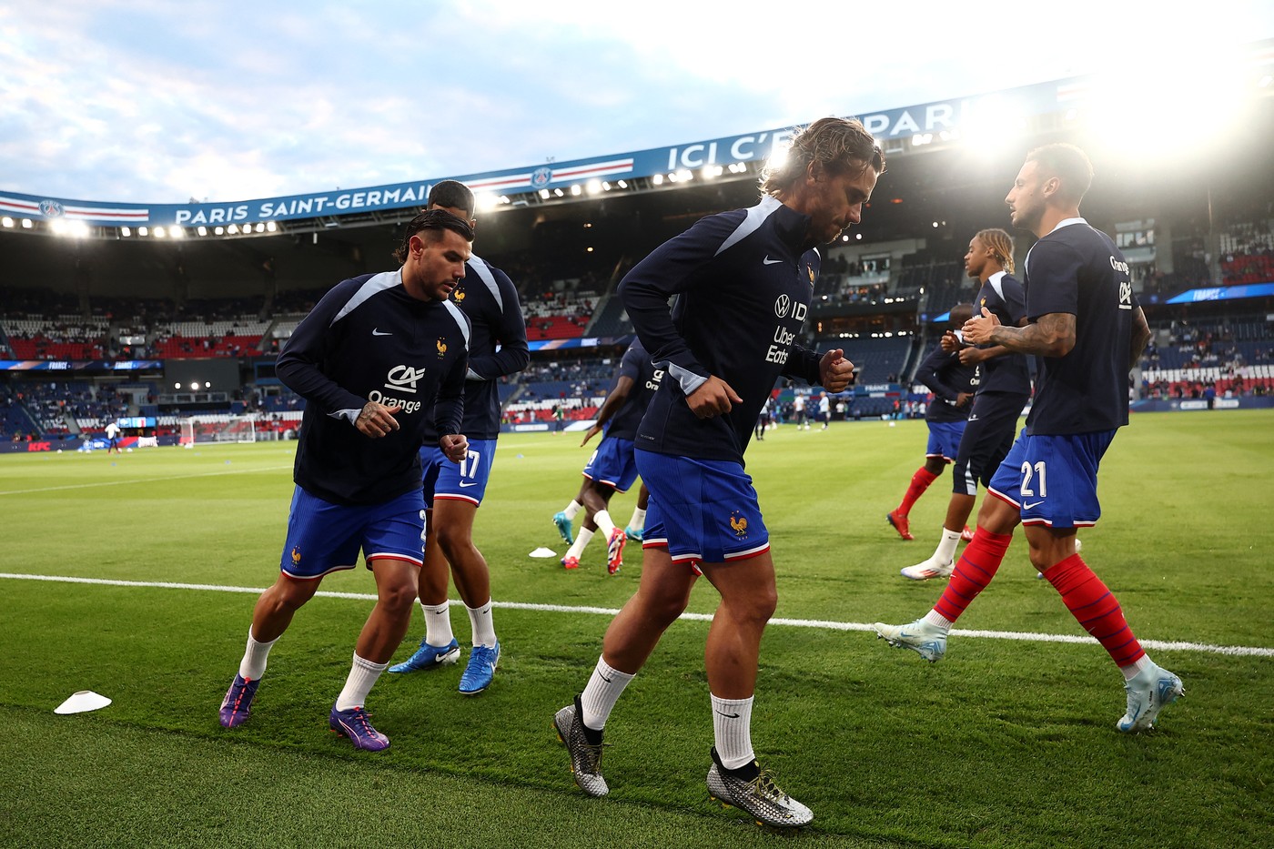 France's midfielder #07 Antoine Griezmann (C), France's defender #22 Theo Hernandez (L) and France's defender #21 Jonathan Clauss (R) warm up prior to the UEFA Nations League Group A2 football match between France and Italy at the Parc des Princes in Paris on September 6, 2024.,Image: 905337602, License: Rights-managed, Restrictions: , Model Release: no, Credit line: FRANCK FIFE / AFP / Profimedia