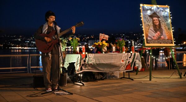 OAKLAND, CALIFORNIA - SEPTEMBER 9: Aysenur Ezgi's best friend and schoolmate Cody Choi plays and sings for her as crowds are gathered at Lake Merritt to commemorate Aysenur Ezgi Eygi and to protest Israel, in Oakland, California, United States on September 9, 2024 after 26 years old Turkish-American woman Aysenur Ezgi who was killed by Israeli soldiers in Nablus, as she was standing in solidarity with the Palestinian people. Tayfun Coskun / Anadolu/ABACAPRESS.COM,Image: 906252569, License: Rights-managed, Restrictions: , Model Release: no, Credit line: AA/ABACA / Abaca Press / Profimedia