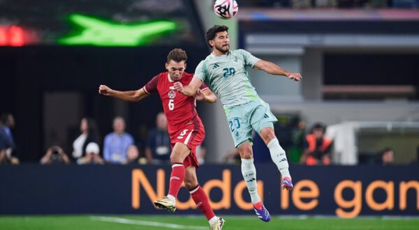 RECORD DATE NOT STATED Seleccion Mexicana 2024 Mexico vs Canada Niko Sigur L of Canada jumps for the ball with Henry Martin of Mexico during the game International Friendly, Länderspiel, Nationalmannschaft between Mexican national team, Nationalteam Mexico and Canada at AT-T Stadium, on September 10, 2024, Arlington, Texas, United States. ARLINGTON TEXAS UNITED STATES Copyright: xJONATHANxDUENASx 20240910214038_SNM_MEX_CAN_MARTIN260,Image: 906562670, License: Rights-managed, Restrictions: PUBLICATIONxNOTxINxMEXxCHNxRUS, Model Release: no, Credit line: JONATHAN DUENAS / imago sportfotodienst / Profimedia