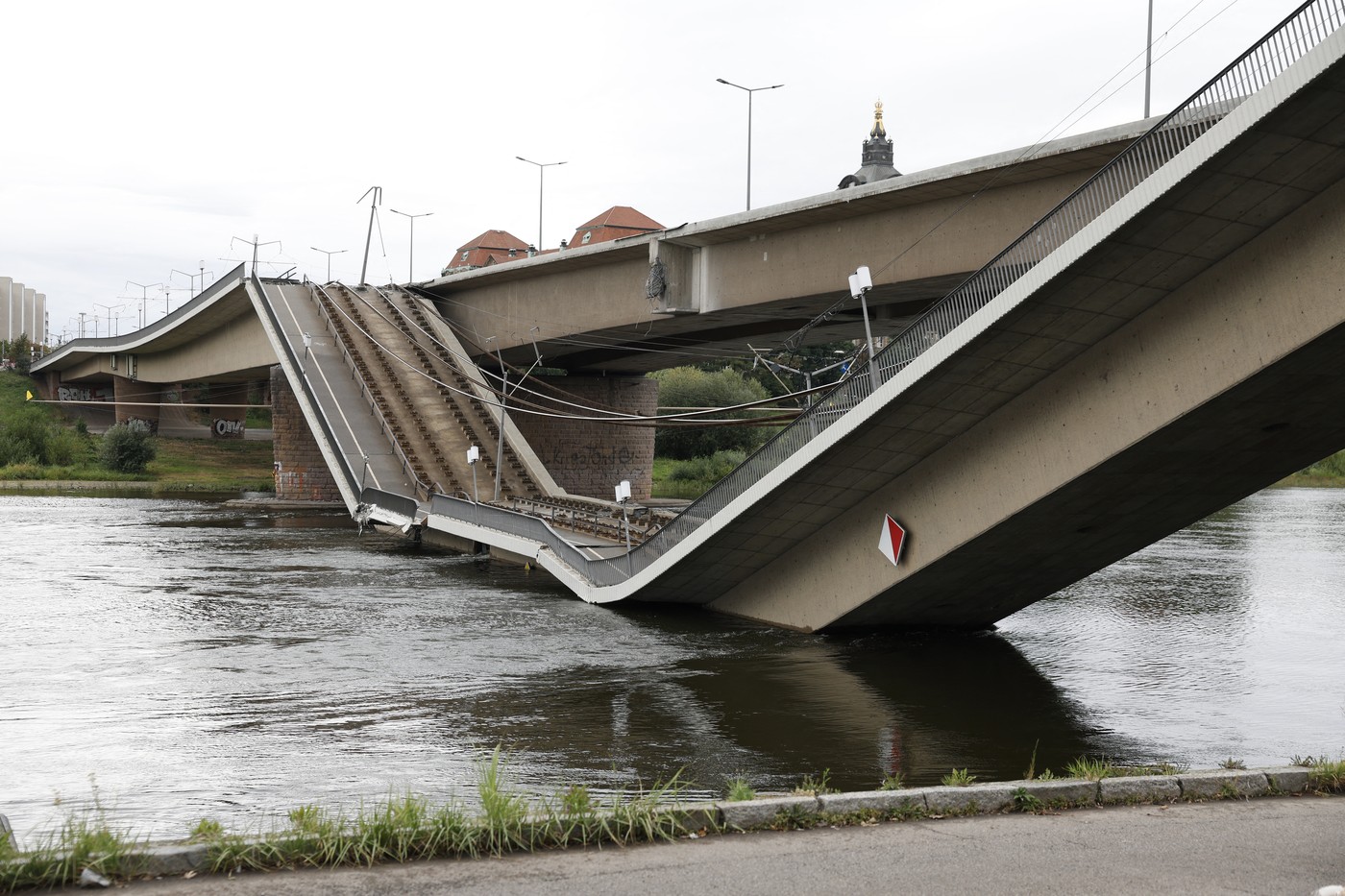 The partially collapsed Carola Bridge (Carolabruecke) on the Elbe river is pictured in the city centre of Dresden, Saxony, eastern Germany, on September 11, 2024. A roughly 100-metre (330-foot) section of the Carola Bridge, which connects Dresden's historic old town to other parts of the city, plunged into the Elbe River around 03:00 am (0100 GMT) on September 11, 2024, the Dresden fire brigade said. 
Authorities said no one was injured but there was a risk of further sections crumbling.,Image: 906591909, License: Rights-managed, Restrictions: , Model Release: no, Credit line: Odd ANDERSEN / AFP / Profimedia