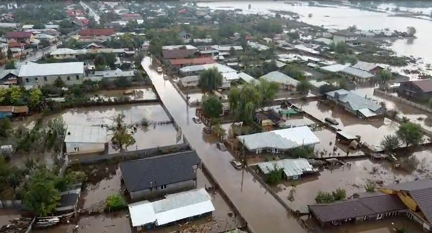 This grab taken from an aerial video on September 14, 2024 and handed out by the Romanian Inspectorate for Emergency Situations shows houses in a flooded landscape in Pechea, Galati county, Romania. Four people have died in Romania due to floods caused by torrential rains lashing central and eastern Europe, rescue services said.,Image: 907560302, License: Rights-managed, Restrictions: RESTRICTED TO EDITORIAL USE - MANDATORY CREDIT "AFP PHOTO /  Romanian Inspectorate for Emergency Situations" - NO MARKETING NO ADVERTISING CAMPAIGNS - DISTRIBUTED AS A SERVICE TO CLIENTS, ***
HANDOUT image or SOCIAL MEDIA IMAGE or FILMSTILL for EDITORIAL USE ONLY! * Please note: Fees charged by Profimedia are for the Profimedia's services only, and do not, nor are they intended to, convey to the user any ownership of Copyright or License in the material. Profimedia does not claim any ownership including but not limited to Copyright or License in the attached material. By publishing this material you (the user) expressly agree to indemnify and to hold Profimedia and its directors, shareholders and employees harmless from any loss, claims, damages, demands, expenses (including legal fees), or any causes of action or allegation against Profimedia arising out of or connected in any way with publication of the material. Profimedia does not claim any copyright or license in the attached materials. Any downloading fees charged by Profimedia are for Profimedia's services only. * Handling Fee Only 
***, Model Release: no, Credit line: STR / AFP / Profimedia