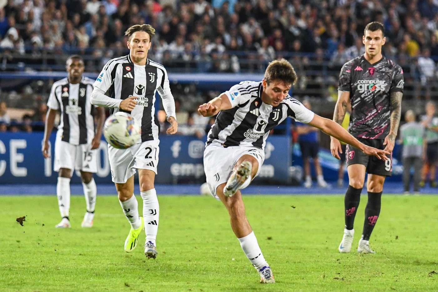 Juventus's Andrea Cambiaso shots on goal during Empoli FC vs Juventus FC, Italian soccer Serie A match in Empoli, Italy, September 14 2024,Image: 907662684, License: Rights-managed, Restrictions: No Italy., Model Release: no, Credit line: Fabio Fagiolini/IPA Sport / ipa- / PA Images / Profimedia