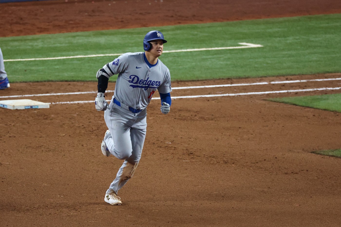 MIAMI, FLORIDA - SEPTEMBER 19: Shohei Ohtani #17 of the Los Angeles Dodgers runs the bases in the seventh inning during the game against Miami Marlins at loanDepot park on September 19, 2024 in Miami, Florida. Ohtani is now the first player in MLB history to reach 50 home runs and 50 stolen bases in a single season.   Chris Arjoon,Image: 909961089, License: Rights-managed, Restrictions: No more than 7 images from any single MLB game, workout, activity or event may be used (including online and on apps) while that game, activity, or event is in progress., Model Release: no, Credit line: Chris Arjoon / Getty images / Profimedia