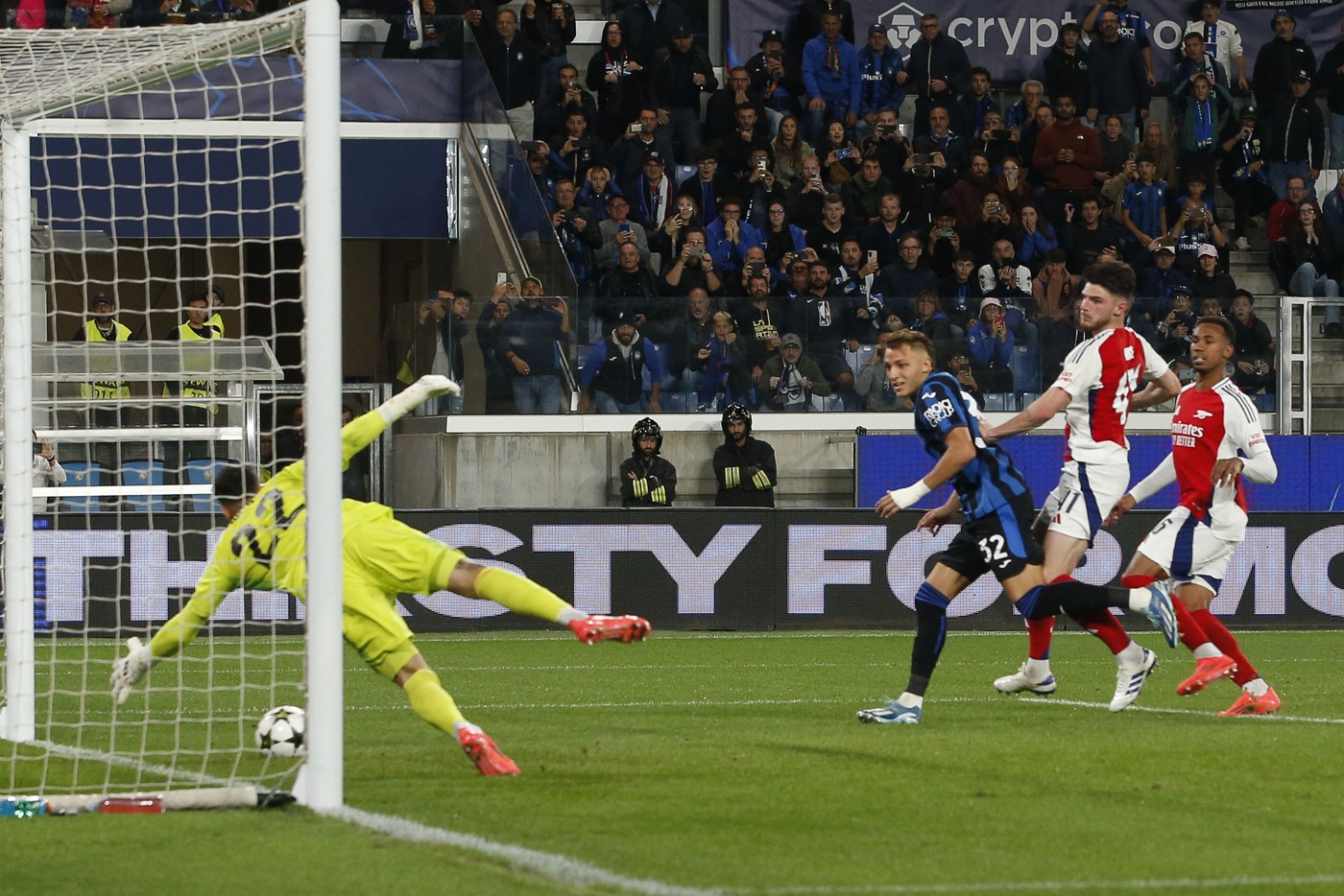 David Raya of Arsenal FC makes a save Atalanta BC vs Arsenal FC, 1Â° round of Chanpions League 2024-25, game at Gewiss stadium in Bergamo (BG), Italy, on September 19, 2024.,Image: 910014491, License: Rights-managed, Restrictions: Per la presente foto non è stata rilasciata liberatoria. Ai sensi di legge e come già accettato in fase di registrazione sul sito, chi pubblica la foto è tenuto a pixelare tutto ciò che violi il Diritto alla Privacy di soggetti terzi (volti, targhe ecc.)., Model Release: no, Credit line: IPA Sport/ABACA / Abaca Press / Profimedia