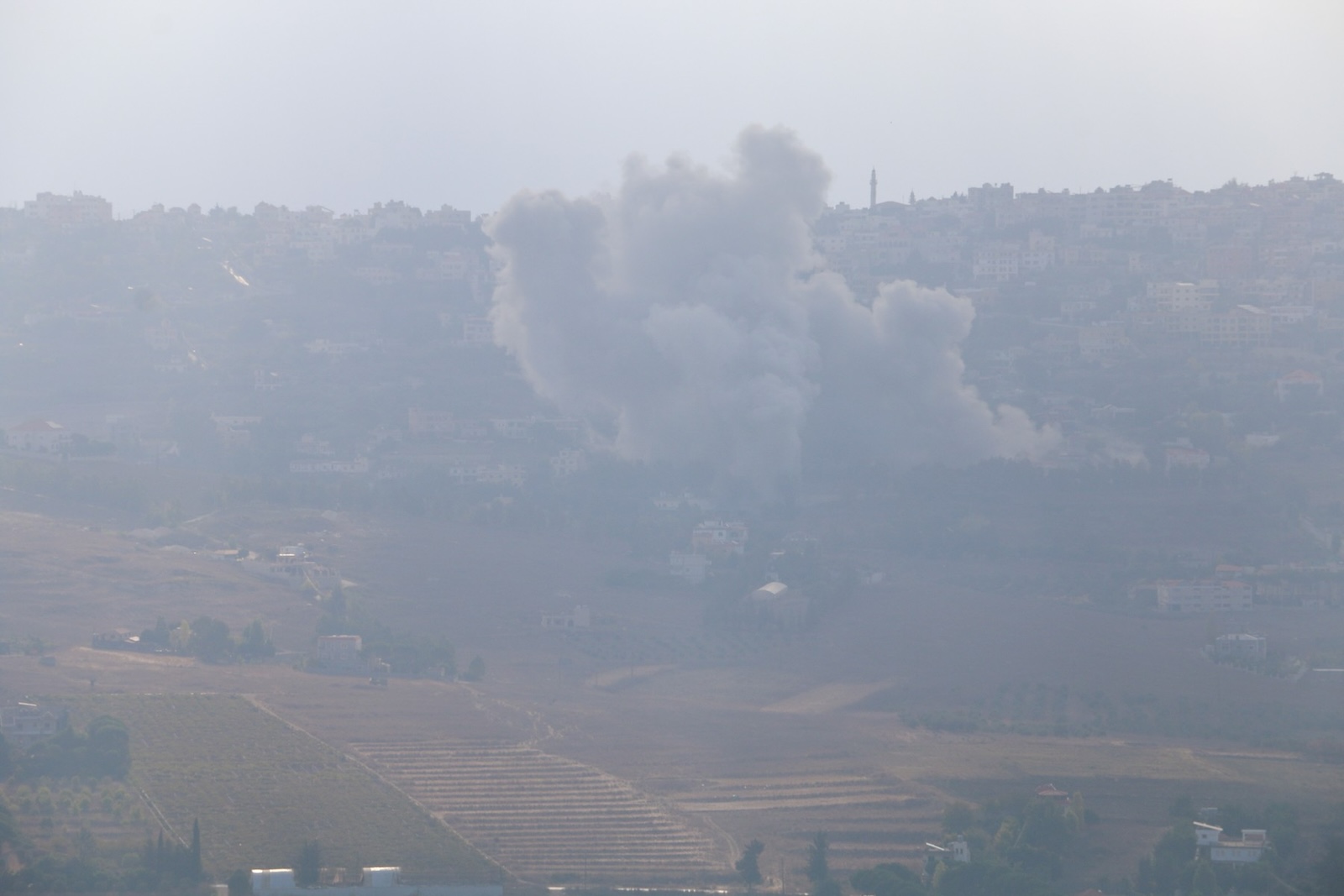 KHIAM, LEBANON - SEPTEMBER 22: Smoke rises as the Israeli army launch attack the town of Khiam in Nabatiya Governorate in southern Lebanon on September 22, 2024. Ramiz Dallah / Anadolu,Image: 910650601, License: Rights-managed, Restrictions: , Model Release: no, Credit line: Ramiz Dallah / AFP / Profimedia