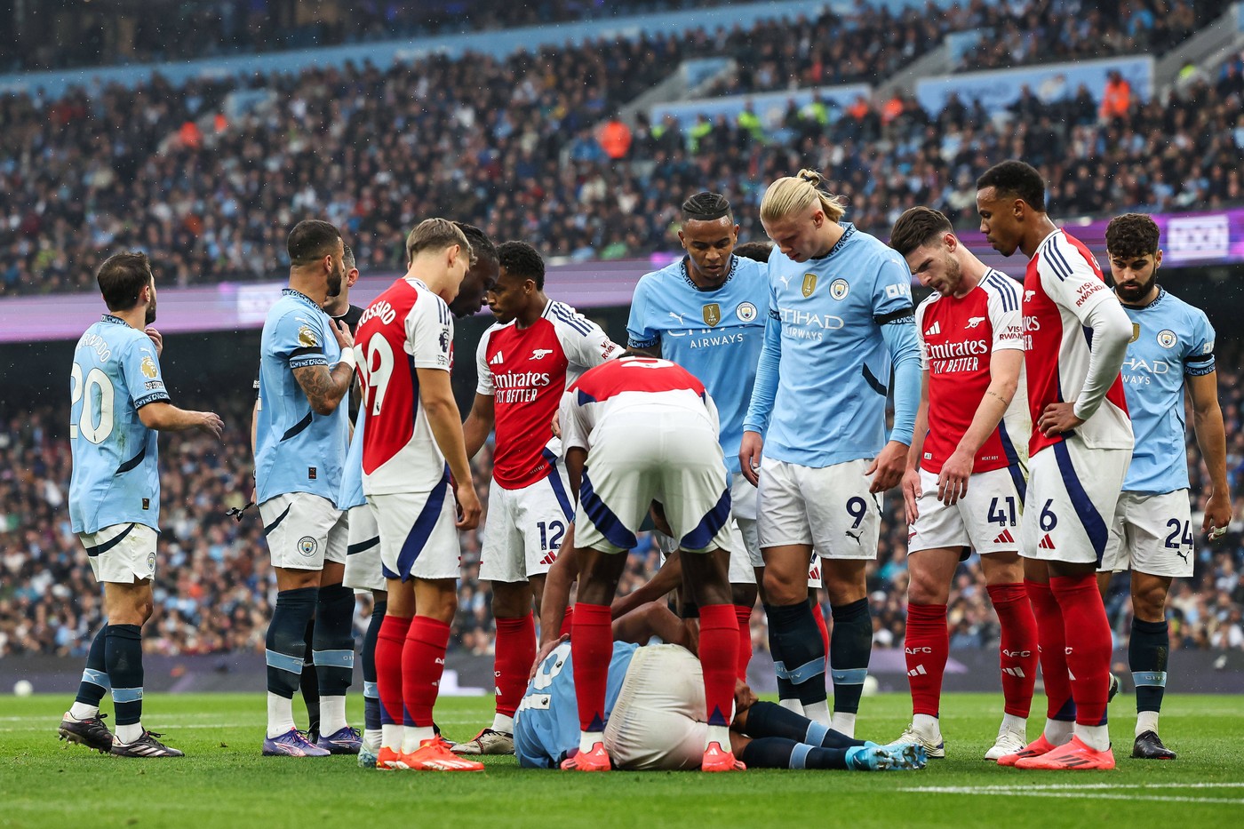 Premier League Manchester City v Arsenal Rodri of Manchester City receives treatment for an injury during the Premier League match Manchester City vs Arsenal at Etihad Stadium, Manchester, United Kingdom, 22nd September 2024 Photo by Copyright: xMarkxCosgrove/NewsxImagesx,Image: 910850996, License: Rights-managed, Restrictions: , Model Release: no, Credit line: Mark Cosgrove/News Images / imago sportfotodienst / Profimedia