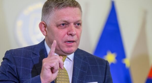 Na snímke premiér Robert Fico (Smer-SD) gestikuluje na tlačovej konferencii s predsedami opozičných strán a predstaviteľmi Ministerstva financií SR o konsolidácii na Úrade vlády SR v Bratislave v utorok 24. septembra 2024. Opozičné strany KDH a Progresívne Slovensko (PS) pozvanie predsedu vlády na rokovanie o konsolidačných opatreniach prijali, Sloboda a Solidarita (SaS) ho odmietla.  ÚV SR gesto portrét šírka,Image: 911354678, License: Rights-managed, Restrictions: Image must be credited: TASR / Profimedia, Model Release: no, Credit line: Jaroslav Novák / TASR / Profimedia