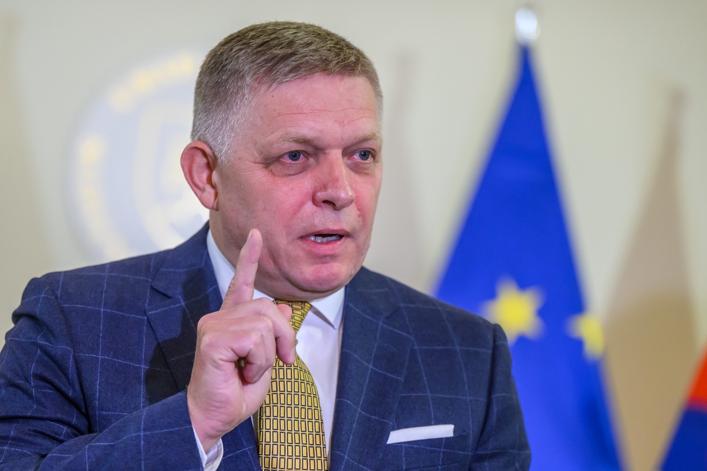 Na snímke premiér Robert Fico (Smer-SD) gestikuluje na tlačovej konferencii s predsedami opozičných strán a predstaviteľmi Ministerstva financií SR o konsolidácii na Úrade vlády SR v Bratislave v utorok 24. septembra 2024. Opozičné strany KDH a Progresívne Slovensko (PS) pozvanie predsedu vlády na rokovanie o konsolidačných opatreniach prijali, Sloboda a Solidarita (SaS) ho odmietla.  ÚV SR gesto portrét šírka,Image: 911354678, License: Rights-managed, Restrictions: Image must be credited: TASR / Profimedia, Model Release: no, Credit line: Jaroslav Novák / TASR / Profimedia