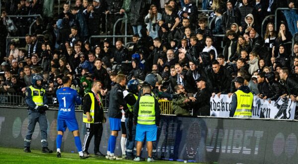 240924 Landskronas mĺlvakt Amr Kaddoura vid publiken efter fotbollsmatchen i Superettan mellan Landskrona och Helsingborg den 24 september 2024 i Landskrona. 
Foto: Christoffer Borg Mattisson / BILDBYRĹN / COP 261 / CB0382
fotboll football soccer fotball superettan landskrona helsingborg publik brĺk,Image: 911476053, License: Rights-managed, Restrictions: *** World Rights Except Austria, Denmark, Finland, Norway, and  Sweden *** AUTOUT DNKOUT FINOUT NOROUT SWEOUT, Model Release: no, Credit line: Bildbyran / ddp USA / Profimedia