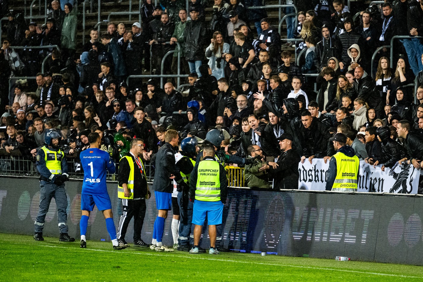 240924 Landskronas mĺlvakt Amr Kaddoura vid publiken efter fotbollsmatchen i Superettan mellan Landskrona och Helsingborg den 24 september 2024 i Landskrona. 
Foto: Christoffer Borg Mattisson / BILDBYRĹN / COP 261 / CB0382
fotboll football soccer fotball superettan landskrona helsingborg publik brĺk,Image: 911476053, License: Rights-managed, Restrictions: *** World Rights Except Austria, Denmark, Finland, Norway, and  Sweden *** AUTOUT DNKOUT FINOUT NOROUT SWEOUT, Model Release: no, Credit line: Bildbyran / ddp USA / Profimedia