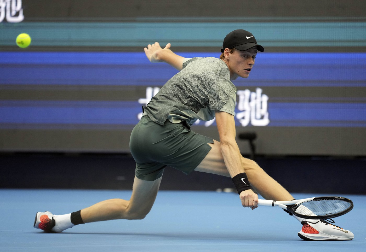 BEIJING, CHINA - SEPTEMBER 26: Jannik Sinner of Italy competes in the Men s Singles Round of 32 match against Nicolas Jarry of Chile on day four of 2024 China Open at National Tennis Center on September 26, 2024 in Beijing, China. Copyright: xBeijingxYouthxDailyx 111520322385,Image: 912192829, License: Rights-managed, Restrictions: PUBLICATIONxNOTxINxCHN, Model Release: no, Credit line: IMAGO / imago sportfotodienst / Profimedia