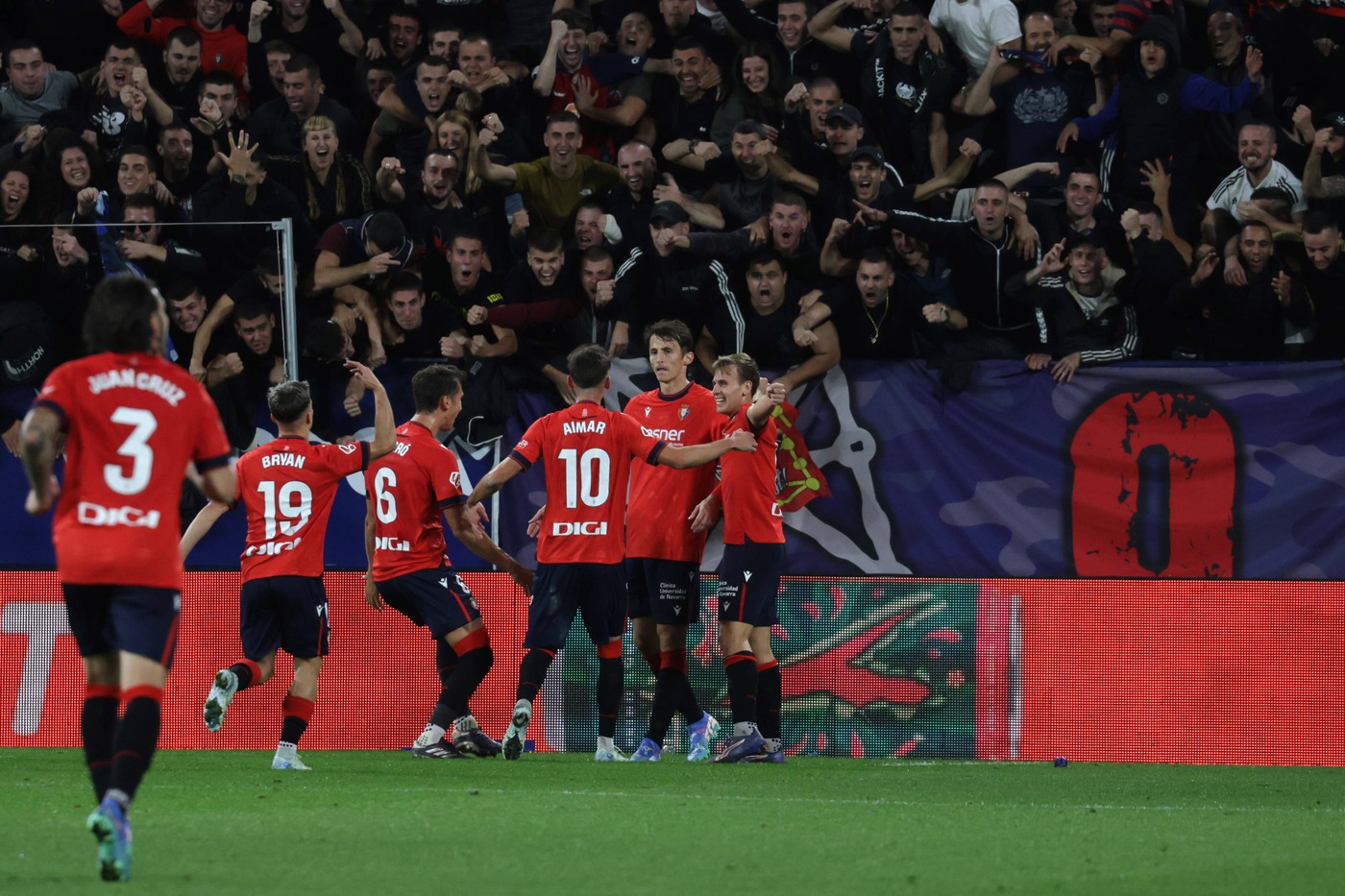 Spain - LaLiga EA Sports - CA Osasuna vs FC Barcelona, Barca - 28/09/2024 SPAIN, PAMPLONA, SEPTEMBER 28. Ante Budimir of Osasuna 2nd from R celebrates with his teammates after scoring his sides third goal during LaLiga EA Sports football match between CA Osasuna and FC Barcelona at Estadio El Sadar on September 28, 2024 in Pamplona, Spain. Photo by Manuel Blondeau/ AOP.Press Pamplona El Sadar Stadium Navarra Spain Copyright: x ManuelxBlondeau/AOP.Pressx AOP20240928 0005,Image: 913519847, License: Rights-managed, Restrictions: , Model Release: no, Credit line: ©Manuel Blondeau/AOP.Press / imago sportfotodienst / Profimedia