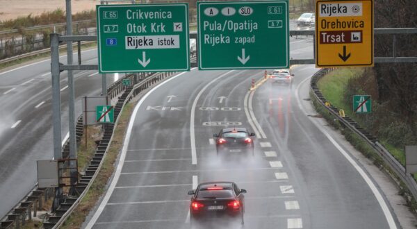 05.01.2024., Rijeka - Zbog kise su mokri i skliski kolnici te je potreban oprez u voznji na autocestama A6 i A7. Photo: Goran Kovacic/PIXSELL