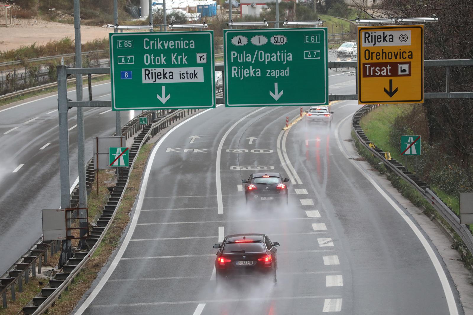 05.01.2024., Rijeka - Zbog kise su mokri i skliski kolnici te je potreban oprez u voznji na autocestama A6 i A7. Photo: Goran Kovacic/PIXSELL