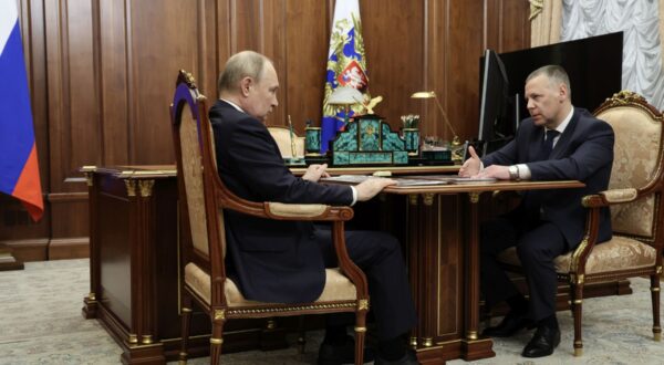 epa11568728 Russian President Vladimir Putin (L) attends a meeting with Mikhail Evraev, Governor of the Yaroslavl Region, at the Kremlin, in Moscow, Russia, 28 August 2024.  EPA/ALEXANDER KAZAKOV / SPUTNIK / KREMLIN POOL