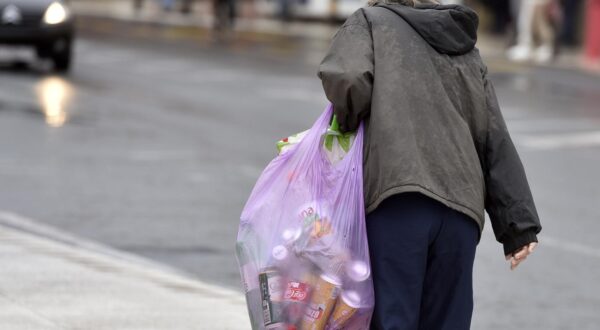 22.03.2024., Sibenik - Prikupljanje pet ambalaze za otkup. Photo: Hrvoje Jelavic/PIXSELL