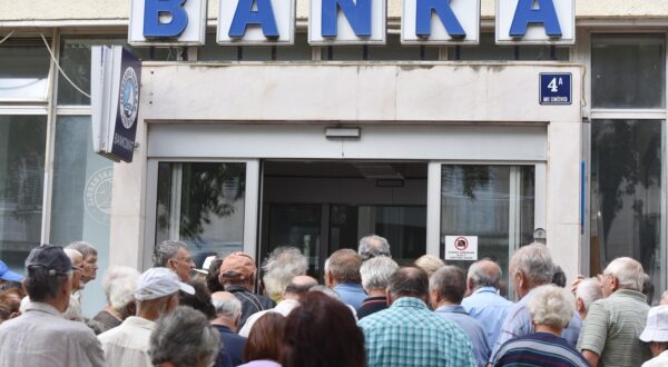 01.09.2018., Sibenik - Umirovljenici cekaju na otvaranje banke kako bi podigli mirovine. rPhoto: Hrvoje Jelavic/PIXSELL