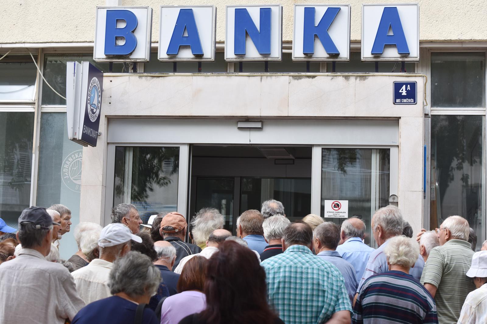 01.09.2018., Sibenik - Umirovljenici cekaju na otvaranje banke kako bi podigli mirovine. rPhoto: Hrvoje Jelavic/PIXSELL