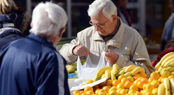 03.10.2013., Varazdinski plac, Varazdin - Da bi izbjegli guzvu na placu uoci vikenda, umirovljenici jutro iskoristili za nabavku svezeg voca i povrca.rPhoto: Marko Jurinec/PIXSELL