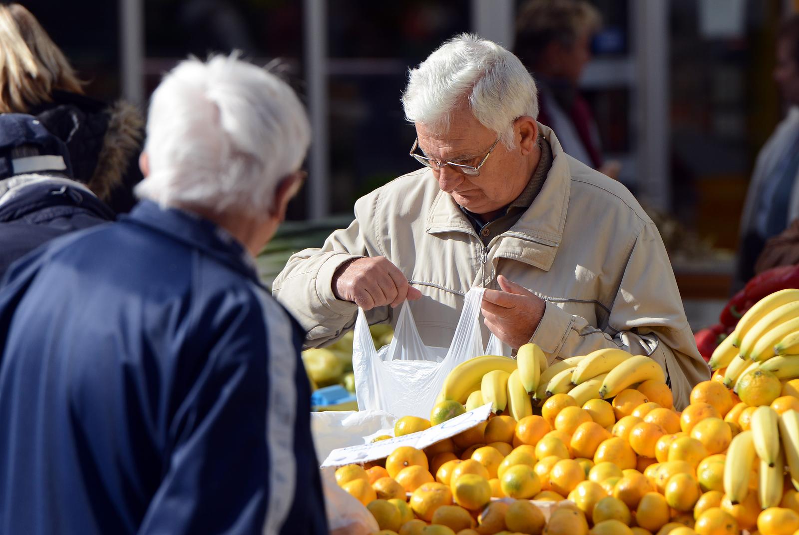 03.10.2013., Varazdinski plac, Varazdin - Da bi izbjegli guzvu na placu uoci vikenda, umirovljenici jutro iskoristili za nabavku svezeg voca i povrca.rPhoto: Marko Jurinec/PIXSELL