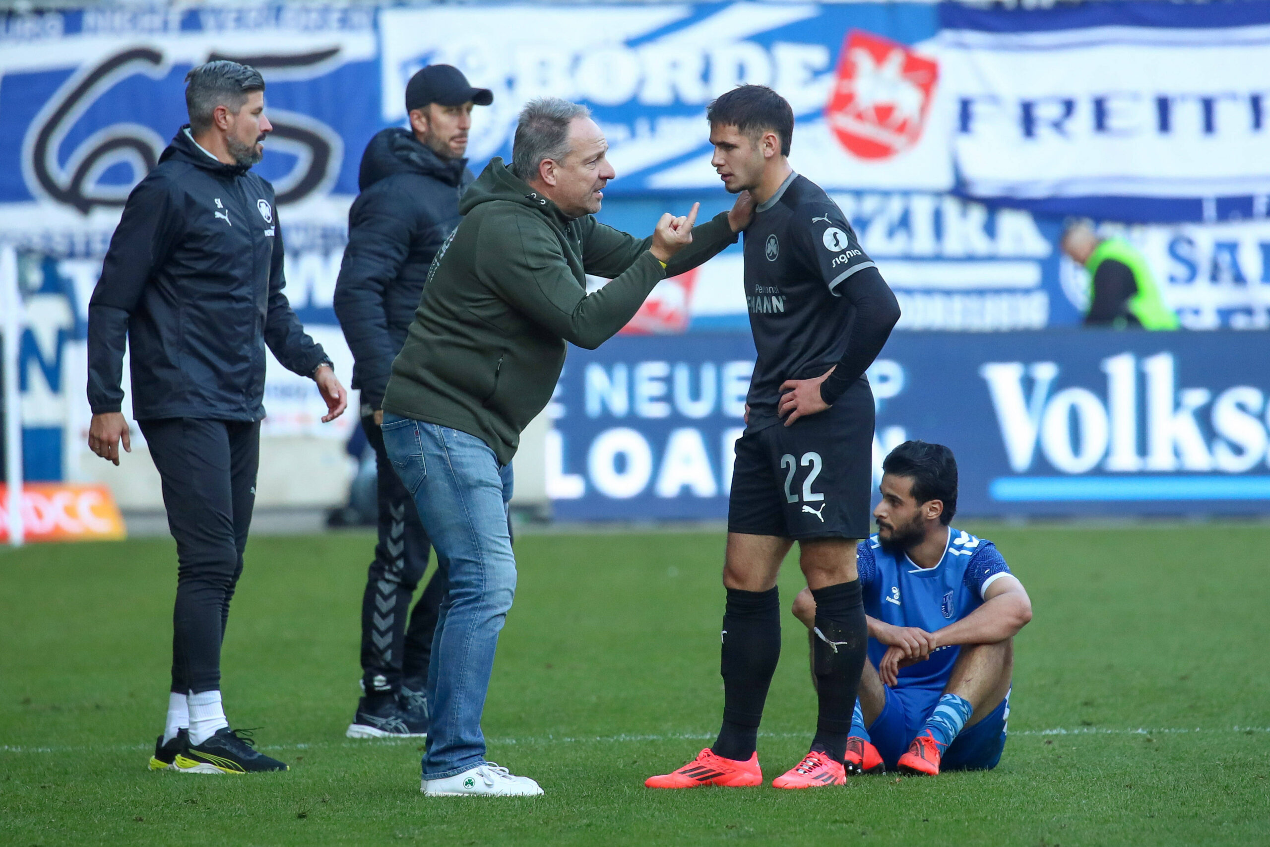 06.10.2024, xgox, Fussball - 2.Bundesliga, 1.FC Magdeburg - SpVgg Greuther Fuerth emspor, v.l. Alexander Zorniger Fuerth, Trainer, Nemanja Motika Fuerth, 22 disktutieren nach dem Spiel DFL/DFB REGULATIONS PROHIBIT ANY USE OF PHOTOGRAPHS as IMAGE SEQUENCES and/or QUASI-VIDEO Magdeburg *** 06 10 2024, xgox, Fußball 2 Bundesliga, 1 FC Magdeburg SpVgg Greuther Fuerth emspor, v l Alexander Zorniger Fuerth, Trainer , Nemanja Motika Fuerth, 22 disktutieren nach dem Spiel DFL DFB REGULATIONS PROHIBIT ANY USE OF PHOTOGRAPHS as IMAGE SEQUENCES and or QUASI VIDEO Magdeburg