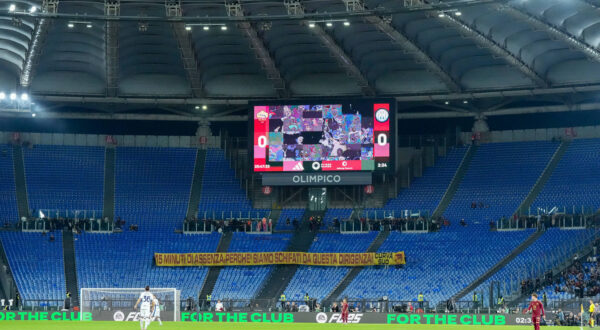 AS Roma v FC Internazionale - Serie A Enilive Supporters of Roma protest against AS Roma property during the Serie A Enilive match between AS Roma and FC Internazionale at Stadio Olimpico on October 20, 2024 in Rome, Italy. Rome Stadio Olimpico Rome Italy Copyright: xGiuseppexMaffiax SerieA_Roma-Inter_201024DSC00003