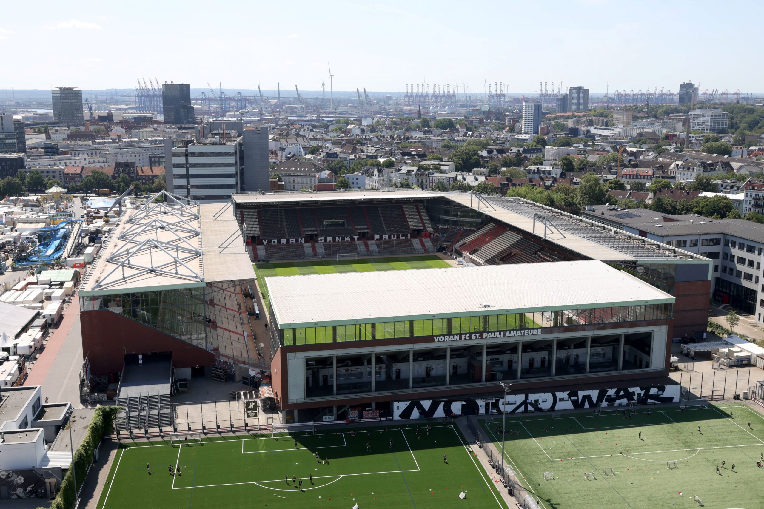 Millerntor-Stadion des FC St. Pauli von 1910 e.V., Heiligengeistfeld, Sportplätze, Kiezkicker, Fußballstadion, ehemals Wilhelm-Koch-Stadion, vorne Sigi-Platz und Dieter-Platz der Amateure Zugang Feldstraße, Hamburg 30.7.2024 *** Millerntor Stadium of FC St Pauli von 1910 e V , Heiligengeistfeld, sports fields, Kiezkicker, soccer stadium, formerly Wilhelm Koch Stadium, in front Sigi Platz and Dieter Platz of the amateurs access Feldstraße, Hamburg 30 7 2024
