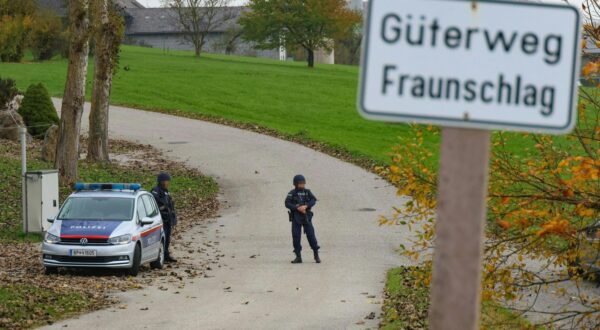 In the district of Rohrbach in Upper Austria, two people were shot dead on October 28, 2024. According to APA information, one of the dead is a serving mayor from the district of Rohrbach. In the picture: police officers in Altenfelden. - PHOTO: APA/LAUMAT/MATTHIAS LAUBER - 20241028_PD1511,Image: 927380629, License: Rights-managed, Restrictions: AUSTRIA OUT, GERMANY OUT, SWITZERLAND OUT, UK OUT
SOUTH TYROL OUT, Model Release: no, Credit line: LAUMAT / AFP / Profimedia