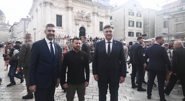 09.10.2024., Dubrovnik, Predsjednik Ukrajine Volodimir Zelenski, predsjednik Vlade RH Andrej Plenkovic i gradonačelnik Mato Frankovic prosetali su Stradunom do Palaca Sponza gdje se nalazi Muzej branitelja Photo: Grgo Jelavic/PIXSELL