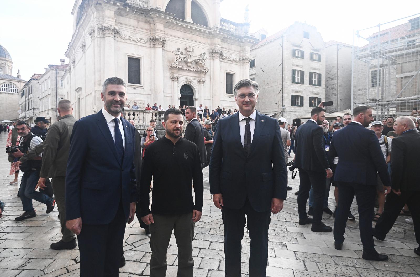 09.10.2024., Dubrovnik, Predsjednik Ukrajine Volodimir Zelenski, predsjednik Vlade RH Andrej Plenkovic i gradonačelnik Mato Frankovic prosetali su Stradunom do Palaca Sponza gdje se nalazi Muzej branitelja Photo: Grgo Jelavic/PIXSELL