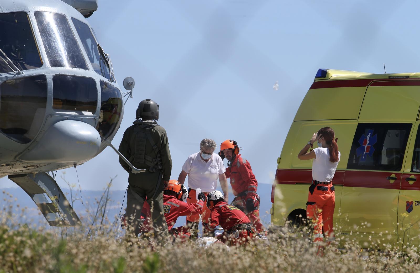 28.07.2020., Split - Iza 14 sati helikopterom MORH-a na splitski helidrom dovezena jedna osoba. Uz nju su stigli pripadnici HGSS-a.rPhoto:Ivo Cagalj/PIXSELL