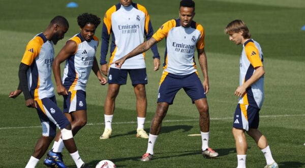 epa11620402 Real Madrid's players Antonio Rudiger (L), Endrick (2-L), Kylian Mbappe, Eder Militao (2-R) and Luka Modric (R) attend the team's training session held at Valdebebas sports complex, in Madrid, Spain, 23 September 2024. Real Madrid will face Alaves in a LaLiga soccer match on 24 September 2024.  EPA/Rodrigo Jimenez