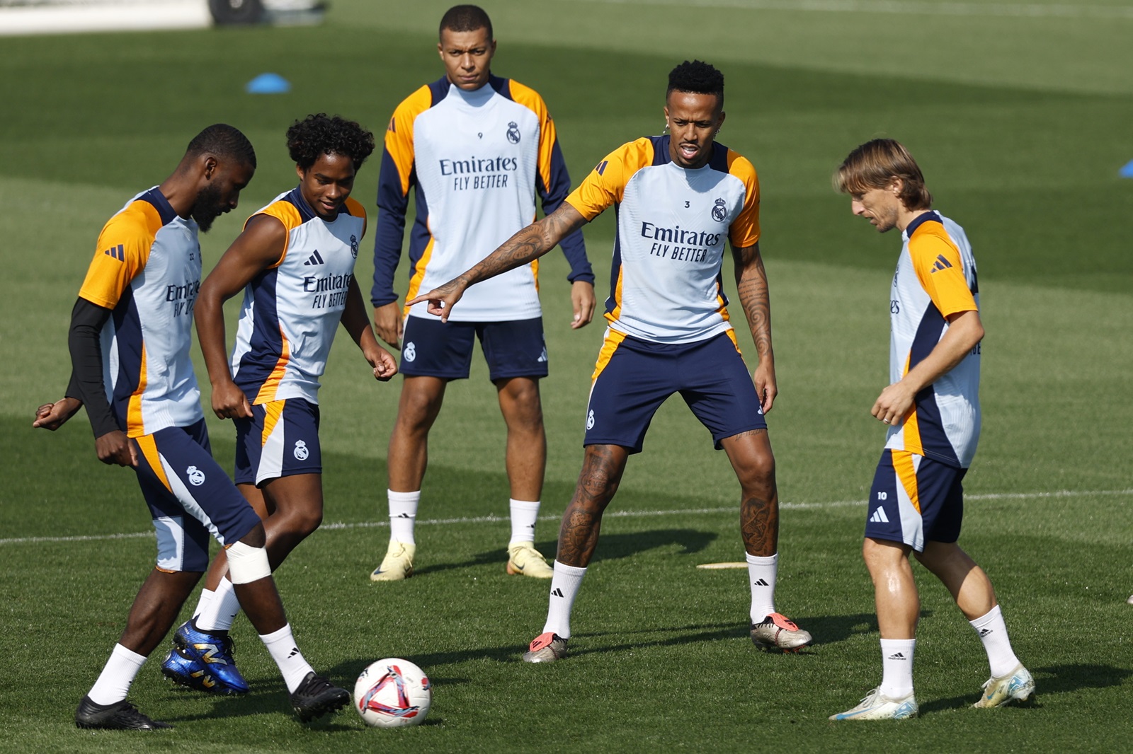 epa11620402 Real Madrid's players Antonio Rudiger (L), Endrick (2-L), Kylian Mbappe, Eder Militao (2-R) and Luka Modric (R) attend the team's training session held at Valdebebas sports complex, in Madrid, Spain, 23 September 2024. Real Madrid will face Alaves in a LaLiga soccer match on 24 September 2024.  EPA/Rodrigo Jimenez