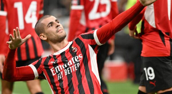 epa11629330 AC Milan’s Alvaro Morata celebrates after scoring the 1-0 goal during the Italian Serie A soccer match between AC Milan and US Lecce, in Milan, Italy, 27 September 2024.  EPA/DANIEL DAL ZENNARO