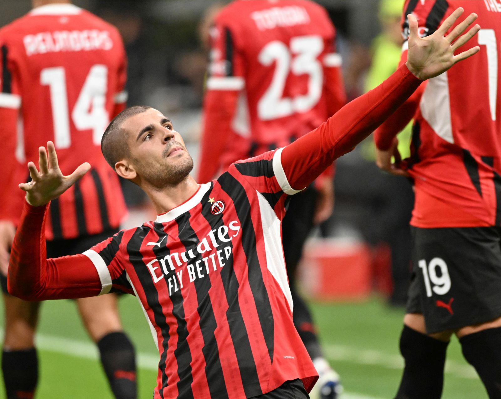 epa11629330 AC Milan’s Alvaro Morata celebrates after scoring the 1-0 goal during the Italian Serie A soccer match between AC Milan and US Lecce, in Milan, Italy, 27 September 2024.  EPA/DANIEL DAL ZENNARO