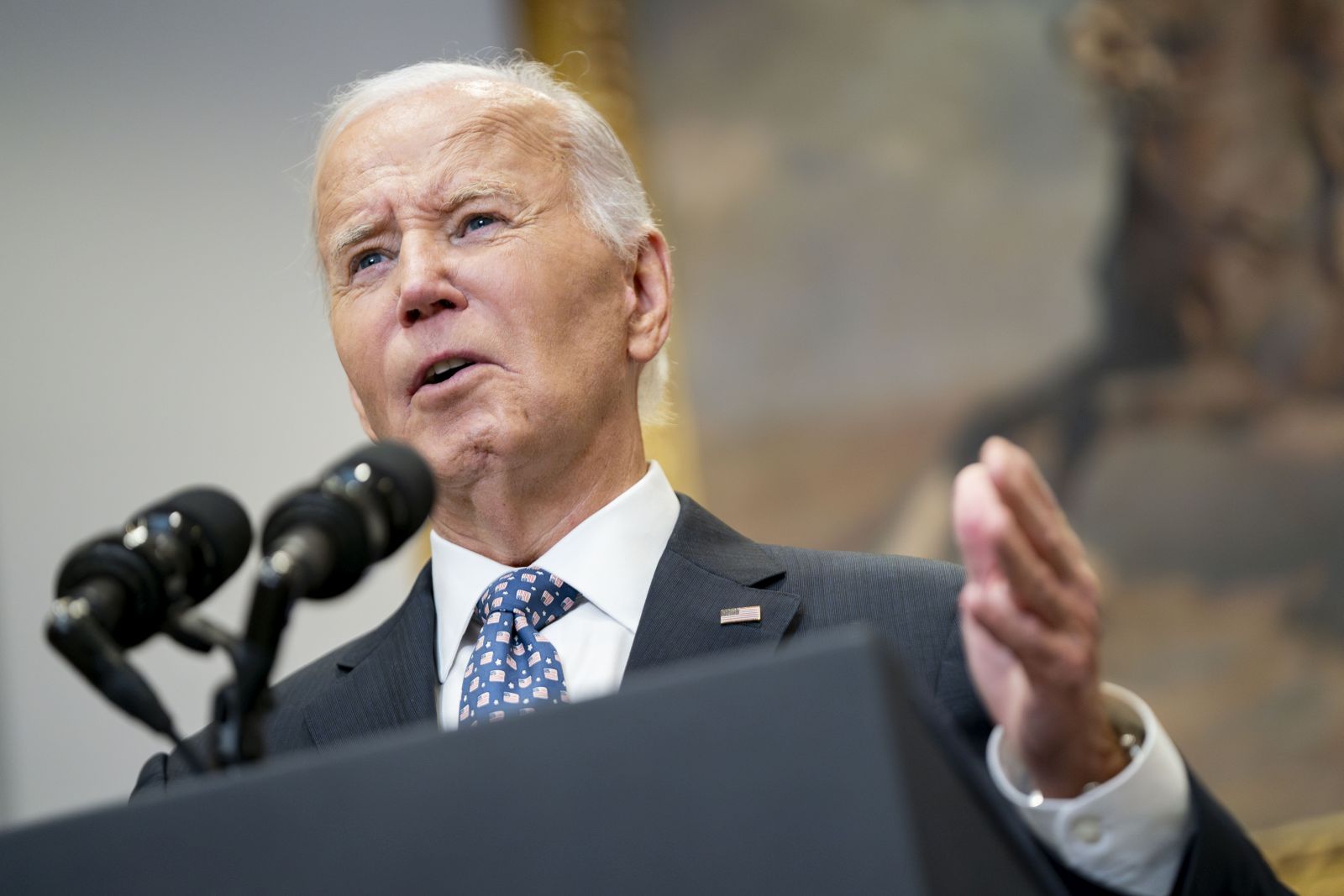 epa11634154 US President Joe Biden delivers remarks on his administration's response efforts to Hurricane Helene in the Roosevelt Room at the White House in Washington, DC, USA, 30 September 2024.  EPA/BONNIE CASH / POOL