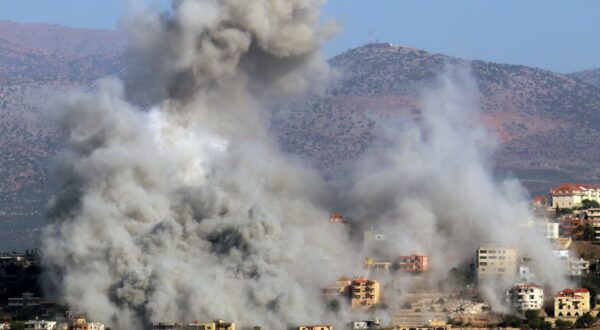 epa11639745 Smoke rises as a result of an Israeli airstrike on the village of Khiam near the border with Israel in southern Lebanon, 03 October 2024. The Lebanese National News Agency (NNA) said that Israeli airstrikes were carried out overnight in the southern suburb of Beirut, along with shelling from warships at sea.  EPA/STR