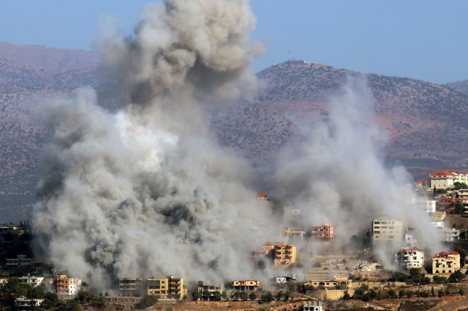 epa11639745 Smoke rises as a result of an Israeli airstrike on the village of Khiam near the border with Israel in southern Lebanon, 03 October 2024. The Lebanese National News Agency (NNA) said that Israeli airstrikes were carried out overnight in the southern suburb of Beirut, along with shelling from warships at sea.  EPA/STR