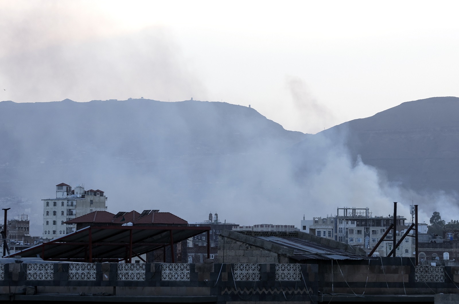 epa11642087 Smoke rises from a site following US-British airstrikes, in Sana'a, Yemen, 04 October 2024. US-British airstrikes on 04 October hit Houthi sites in three Yemeni cities, including Sana'a, Hodeidah and Dhamar, amid the escalation of the Houthi shipping attacks in the seas around Yemen and on targets in Israel, according to the Houthis-run Al-Masirah TV.  EPA/YAHYA ARHAB