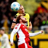 epa11643400 Dortmund's Waldemar Anton (L) and Union's Yorbe Vertessen in action during the German Bundesliga soccer match between Union Berlin and Borussia Dortmund, in Berlin, Germany, 05 October 2024.  EPA/FILIP SINGER CONDITIONS - ATTENTION:  The DFL regulations prohibit any use of photographs as image sequences and/or quasi-video.